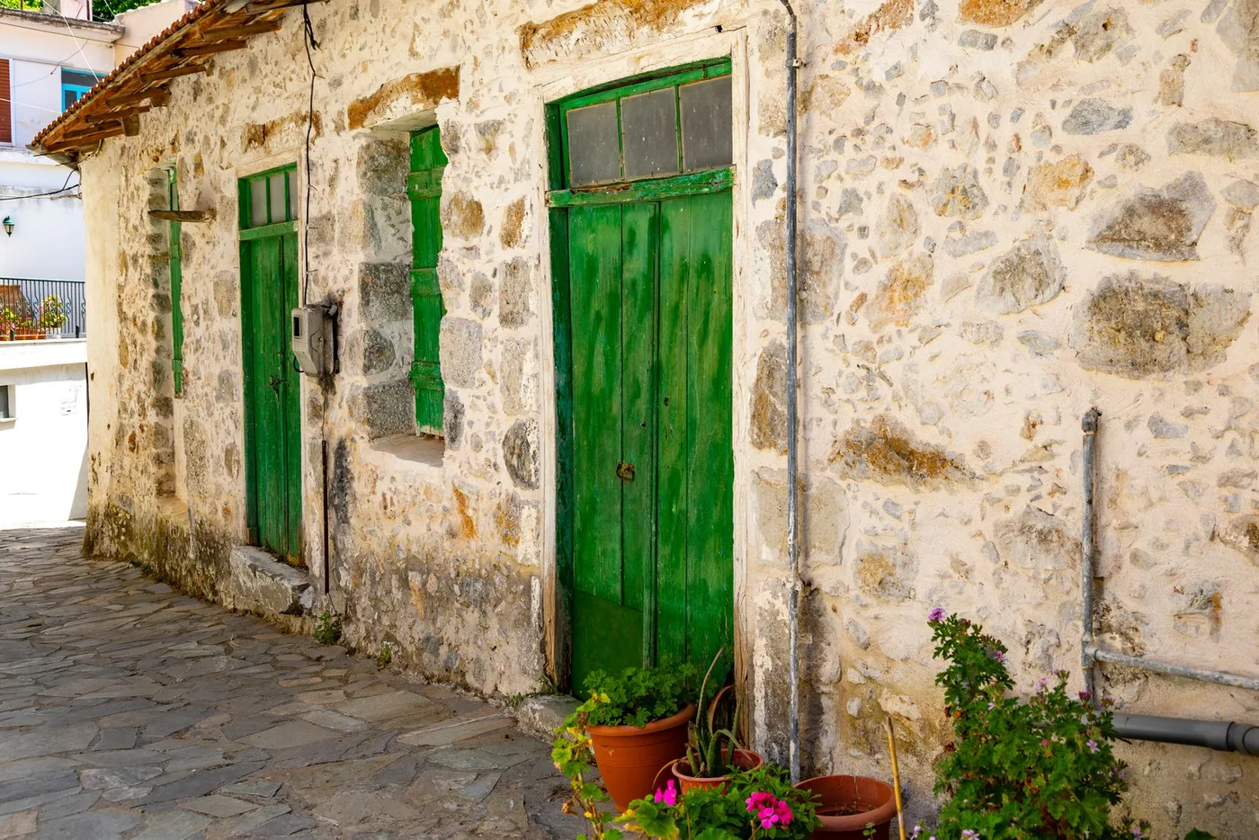 Oud stenen huis met groene deuren in Spili op Kreta
