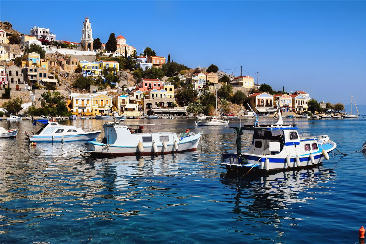 De haven van Symi met pastelkleurige huizen